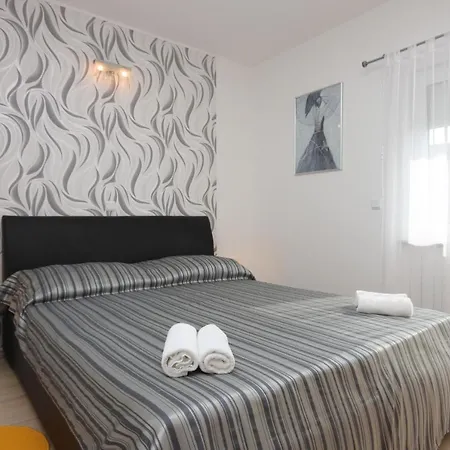 Appartement With A Parking Space Funtana, Porec - 7076 *